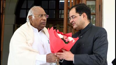 Bharatiya Janata Party (BJP) MP from Hisar Brijendra Singh with Congress president Mallikarjun Kharge. (ANI) Bharatiya Janata Party (BJP) MP from Hisar Brijendra Singh with Congress president Mallikarjun Kharge. (ANI)