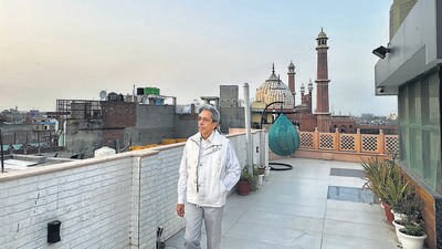 Businessman Arshad Fehmi on a morning walk on his sprawling roof, which overlooks the historic Jama Masjid. (HT Photo) Businessman Arshad Fehmi on a morning walk on his sprawling roof, which overlooks the historic Jama Masjid. (HT Photo)