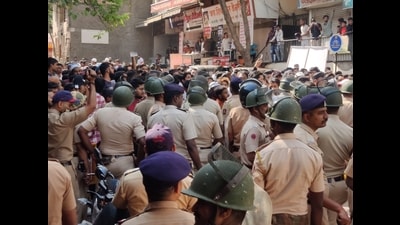 Considering the gravity of the situation, police deployed heavy bandobast at Kasba Peth. (HT PHOTO) Considering the gravity of the situation, police deployed heavy bandobast at Kasba Peth. (HT PHOTO)
