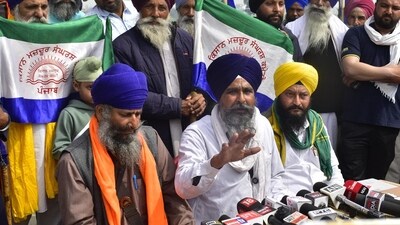 Farm leader Sarwan Singh Pandher (C) with other leaders at Devidaspura in Amritsar on Sunday. (Sameer Sehgal/HT) Farm leader Sarwan Singh Pandher (C) with other leaders at Devidaspura in Amritsar on Sunday. (Sameer Sehgal/HT)