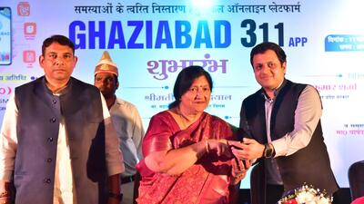 Ghaziabad mayor Sunita Dayal (centre) launches ‘Ghaziabad 311’ app on Monday. Officials said the app also provides an option for the corporation employees to record their attendance and it requires employees to mark their GPS coordinates along with facial recognition. (Sakib Ali/HT Photo)