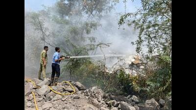 On Monday morning, a fire broke out along the riverbank on South Avenue emanating huge toxic smoke. (HT PHOTO) On Monday morning, a fire broke out along the riverbank on South Avenue emanating huge toxic smoke. (HT PHOTO)