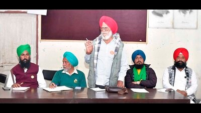 Samyukta Kisan Morcha members addressing the media in Ludhiana on Monday. (Manish/HT)