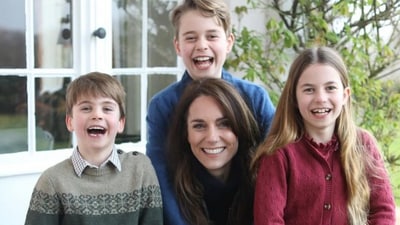Kate Middleton poses alongside her three children in latest picture (Instagram)