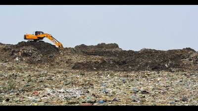 The garbage dump at Tajpur Road in Ludhiana. (HT File Photo)