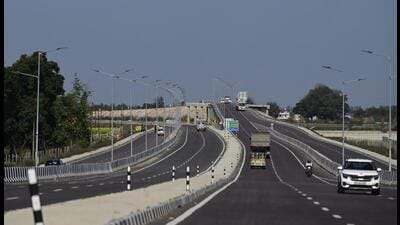 The road will streamline travel for commuters heading to Barabanki, Gorakhpur, Ayodhya, Sitapur, Gonda, Hardoi, Kanpur, Varanasi, Rae Bareli, Sultanpur, and other districts. (Deepak Gupta/HT Photo) The road will streamline travel for commuters heading to Barabanki, Gorakhpur, Ayodhya, Sitapur, Gonda, Hardoi, Kanpur, Varanasi, Rae Bareli, Sultanpur, and other districts. (Deepak Gupta/HT Photo)