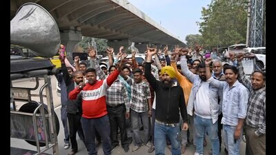 There is panic among e-rickshaw drivers with only four days to the deadline. (Gurpreet Singh/HT Photo) There is panic among e-rickshaw drivers with only four days to the deadline. (Gurpreet Singh/HT Photo)