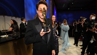 Robert Downey Jr. poses with the Oscar for Best Supporting Actor for Oppenheimer at the Governors Ball. (REUTERS)