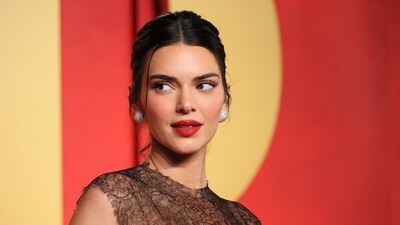 Supermodel Kendall Jenner poses for the paparazzi at the Vanity Fair Oscars party. (REUTERS)