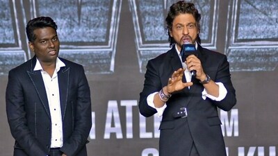 Shah Rukh Khan reacted to Atlee's sweet gesture. (Nitin Lawate ) Shah Rukh Khan reacted to Atlee's sweet gesture. (Nitin Lawate )