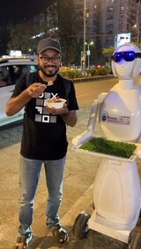 Food blogger Kartik Maheshwari visited the cafe post work hours and found the robot serving the chilled treat (Kartik Maheshwari ) Food blogger Kartik Maheshwari visited the cafe post work hours and found the robot serving the chilled treat (Kartik Maheshwari )