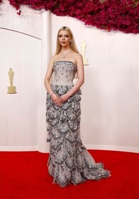 Anya Taylor-Joy wore a silver-grey crystal-encrusted ball gown from Dior Haute Couture (Photo: AFP) Anya Taylor-Joy wore a silver-grey crystal-encrusted ball gown from Dior Haute Couture (Photo: AFP)