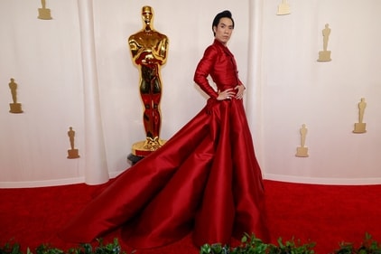 Eugene Lee Yang in a red suit and pleated skirt combination from Walter Mendez (Photo: Reuters) Eugene Lee Yang in a red suit and pleated skirt combination from Walter Mendez (Photo: Reuters)