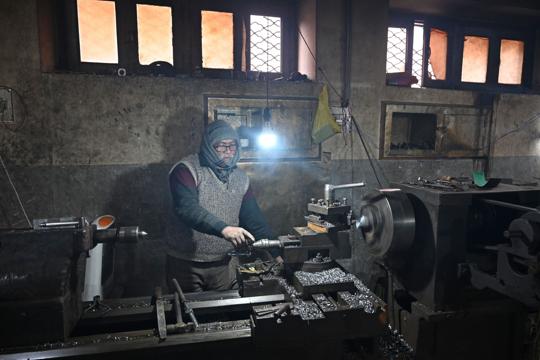 Inside one of the factories, machines have been eaten by rust, equipment lies in neglect and the office space is covered in dust. (Waseem Andrabi/HT) Inside one of the factories, machines have been eaten by rust, equipment lies in neglect and the office space is covered in dust. (Waseem Andrabi/HT)