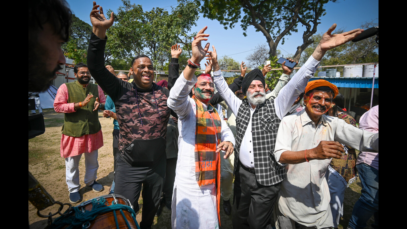Delhi BJP celebrates Holi with refugees from Pakistan and Afghanistan - Vimarsana News