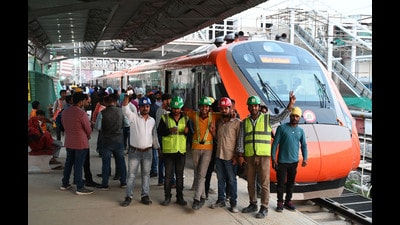 A Vande Bharat train reaches Lucknow’s Gomti Nagar railway station on Tuesday. A Vande Bharat train reaches Lucknow’s Gomti Nagar railway station on Tuesday.