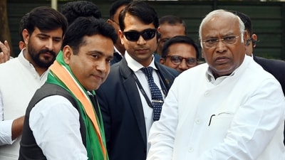 Churu MP Rahul Kaswan joined Congress in the presence of party president Mallikarjun Kharge at Kharge's residence in New Delhi (Hindustan Times) Churu MP Rahul Kaswan joined Congress in the presence of party president Mallikarjun Kharge at Kharge's residence in New Delhi (Hindustan Times)