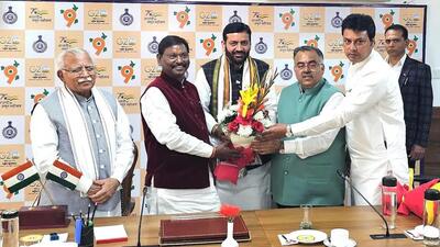 Haryana BJP president and Kurukshetra MP Nayab Singh Saini (centre) being felicitated by state party in-charge Biplab Kumar Deb, observers Arjun Munda and Tarun Chugh as outgoing chief minister Manohar Lal Khattar looks on in Chandigarh on Tuesday. (HT Photo) Haryana BJP president and Kurukshetra MP Nayab Singh Saini (centre) being felicitated by state party in-charge Biplab Kumar Deb, observers Arjun Munda and Tarun Chugh as outgoing chief minister Manohar Lal Khattar looks on in Chandigarh on Tuesday. (HT Photo)