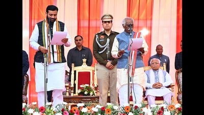 Haryana governor Bandaru Dattatraya administers oath to CM Naib Singh Saini at Haryana Raj Bhawan in Chandigarh on Tuesday. (Keshav Singh/ HT)