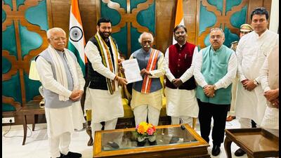 Nayab Singh Saini (second from left), who was unanimously elected as leader of the BJP’s state legislature group, met governor Bandaru Dattatreya in Chandigarh on Tuesday afternoon to stake claim for forming the new government in the state. (HT Photo) Nayab Singh Saini (second from left), who was unanimously elected as leader of the BJP’s state legislature group, met governor Bandaru Dattatreya in Chandigarh on Tuesday afternoon to stake claim for forming the new government in the state. (HT Photo)