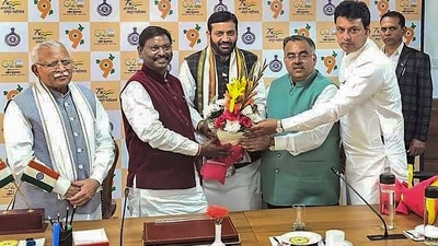 Haryana BJP President and OBC leader Nayab Singh Saini being greeted by senior party leaders Arjun Munda, Biplab Kumar Deb, former CM Manohar Lal and others after he was chosen as the next chief minister, (PTI) Haryana BJP President and OBC leader Nayab Singh Saini being greeted by senior party leaders Arjun Munda, Biplab Kumar Deb, former CM Manohar Lal and others after he was chosen as the next chief minister, (PTI)