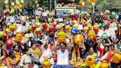 Protesters hold empty cans amid the water crisis in Bengaluru on Tuesday. (ANI) Protesters hold empty cans amid the water crisis in Bengaluru on Tuesday. (ANI)