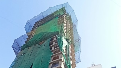 Three people died and one person is in a critical condition after scaffolding from 16th floor of an under construction building collapsed in Mumbai's Borivali (Satish Bate/HT Photo) Three people died and one person is in a critical condition after scaffolding from 16th floor of an under construction building collapsed in Mumbai's Borivali (Satish Bate/HT Photo)
