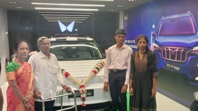The image shows R Praggnanandhaa and his family in front of the car gifted by Anand Mahindra. (X/@rpraggnachess)