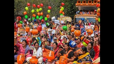 Women protest against the Karnataka government over ongoing water crisis. (PTI) Women protest against the Karnataka government over ongoing water crisis. (PTI)