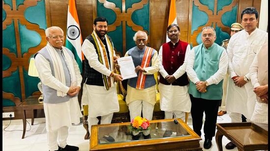 Nayab Singh Saini (second from left), who was unanimously elected as leader of the BJP’s state legislature group, met governor Bandaru Dattatreya in Chandigarh on Tuesday afternoon to stake claim for forming the new government in the state. (HT Photo)