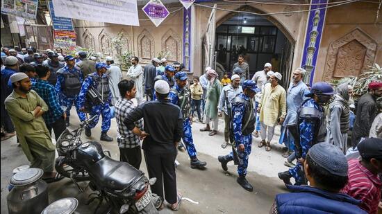 Security personnel keep vigil at Shaheen Bagh. (Raj K Raj/HT)
