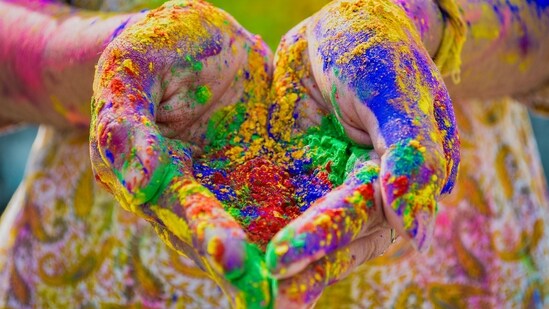 Natural Colors: Opt for organic and natural colors made from flowers, turmeric, or other plant-based sources to avoid harmful chemicals that can harm the environment and your skin.&nbsp;(Pexels)