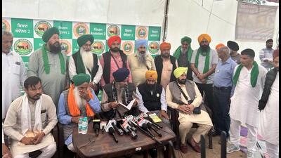 Bharatiya Kisan Union (Sidhupur) convener Jagjit Singh Dallewal and Kisan Mazdoor Sangharsh Committee (KMSC) president Sarwan Singh Pandher addressing a press conference at Shambhu barrier on Wednesday. (HT Photo) Bharatiya Kisan Union (Sidhupur) convener Jagjit Singh Dallewal and Kisan Mazdoor Sangharsh Committee (KMSC) president Sarwan Singh Pandher addressing a press conference at Shambhu barrier on Wednesday. (HT Photo)