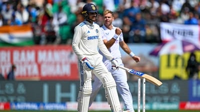 England's James Anderson celebrates after taking the wicket of India batter Shubman Gill. (AFP) England's James Anderson celebrates after taking the wicket of India batter Shubman Gill. (AFP)