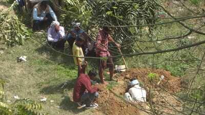 Villagers of Paharpur burying a body on Tuesday again (HT Photo) Villagers of Paharpur burying a body on Tuesday again (HT Photo)