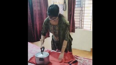 Snapshot of the woman using pressure cooker as an iron. (X/@Shubhangi Pandit) Snapshot of the woman using pressure cooker as an iron. (X/@Shubhangi Pandit)