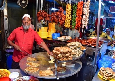Piping-hot baida rotis, rolls and tandoori being sold here (Bhushan Koyande/ HT) Piping-hot baida rotis, rolls and tandoori being sold here (Bhushan Koyande/ HT)