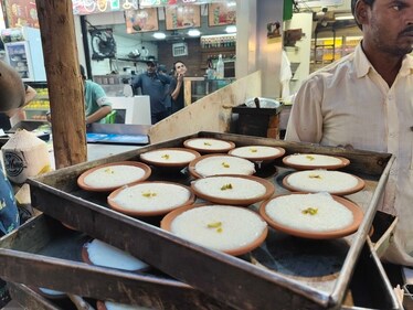 Chilled phirnis set in earthen pots (Ismat Tahseen/ HT) Chilled phirnis set in earthen pots (Ismat Tahseen/ HT)