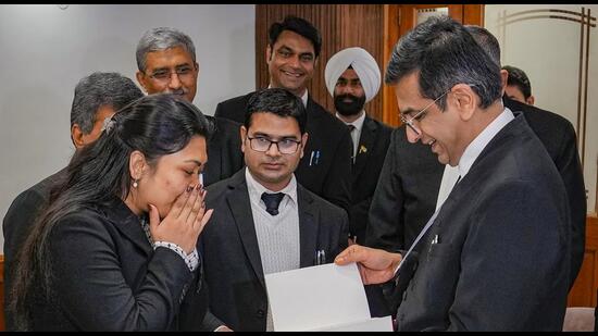 The Supreme Court judges who gathered at the apex court’s judges’ lounge before the day’s business began gave a standing ovation to 25-year-old Pragya and her parents. (PTI)