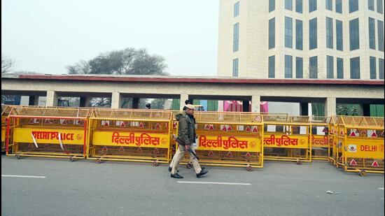 The traffic police requested commuters to cooperate by avoiding or bypass the roads where restrictions will be imposed, if possible, and by using public transport, especially the Metro. (Parveen Kumar/HT Photo)