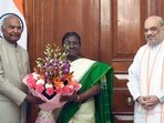 Ram Nath Kovind presenting the report to President Droupadi Murmu. (X)