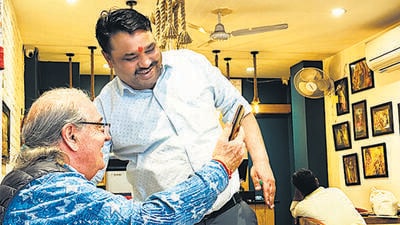 A diner in Café Festa sportingly invited café staffer Anand for a video chat with a friend. (HT photo) A diner in Café Festa sportingly invited café staffer Anand for a video chat with a friend. (HT photo)