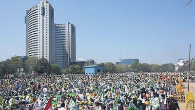 Farmers from all over India gather at Ramlila Maidan for 'Kisan Mazdoor Mahapanchayat' to protest against Centre’s policies on MSP, in New Delhi, on Thursday. (Hindustan Times)