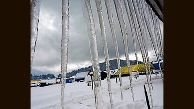Following overnight light to moderate rains and snowfall, the weather improved across Jammu and Kashmir on Thursday prompting the authorities to issue an avalanche alert in eight districts of the union territory. (HT File Photo) Following overnight light to moderate rains and snowfall, the weather improved across Jammu and Kashmir on Thursday prompting the authorities to issue an avalanche alert in eight districts of the union territory. (HT File Photo)
