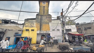 Kamla Market, near the New Delhi railway station, now has 271 shops and 1,500 workers who operate as craftsmen, porters and mechanics. (Sanjeev Verma/HT Photo) Kamla Market, near the New Delhi railway station, now has 271 shops and 1,500 workers who operate as craftsmen, porters and mechanics. (Sanjeev Verma/HT Photo)