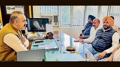 MP Ravneet Bittu filed a complaint to MC commissioner seeking FIR against MLA Gogi for breaking open locks of the shops sealed by the MC in Ludhiana on Thursday. (HT Photo)