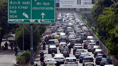 A view of traffic congestion at the Noida-Greater Noida expressway road on March 06. (Sunil Ghosh / Hindustan Times) A view of traffic congestion at the Noida-Greater Noida expressway road on March 06. (Sunil Ghosh / Hindustan Times)
