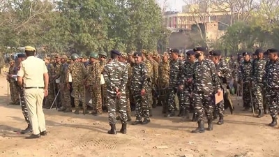 Security personnel are on guard during the Kisan Mahapanchayat at Ramlila Maidan, with the Delhi Police permitting the event under certain conditions, including a cap of 5,000 attendees and no tractor trolleys or marches. (PTI) Security personnel are on guard during the Kisan Mahapanchayat at Ramlila Maidan, with the Delhi Police permitting the event under certain conditions, including a cap of 5,000 attendees and no tractor trolleys or marches. (PTI)