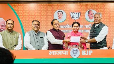 Patiala MP Preneet Kaur being welcomed into the BJP fold by state party chief Sunil Jakhar (extreme right) along with senior leaders in New Delhi on Thursday. (HT Photo)
