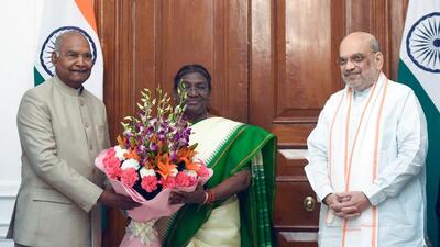 Ram Nath Kovind presenting the report to President Droupadi Murmu. (X) Ram Nath Kovind presenting the report to President Droupadi Murmu. (X)